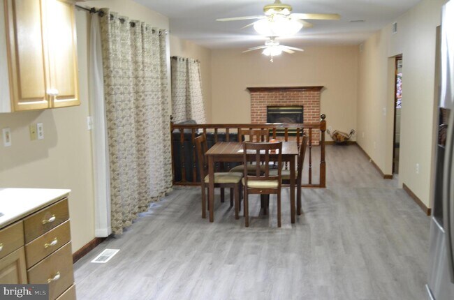 Foto del edificio - 104 Rock Ledge Dr