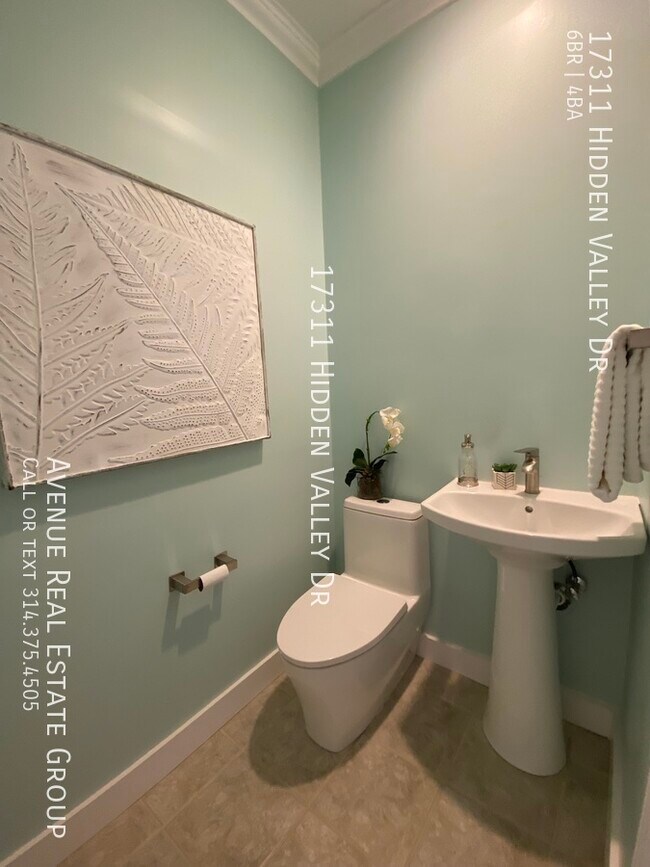 Building Photo - Wonderful 6 bed 4 bath home tucked away in...