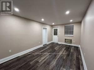 Photo du bâtiment - 42A Squires Ave