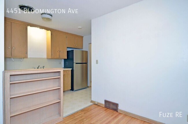 Foto del edificio - 4451 Bloomington Ave