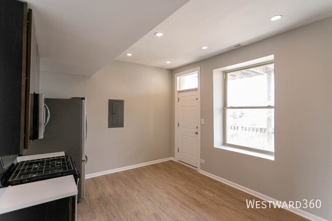 Foto del edificio - 4656 N Albany Ave