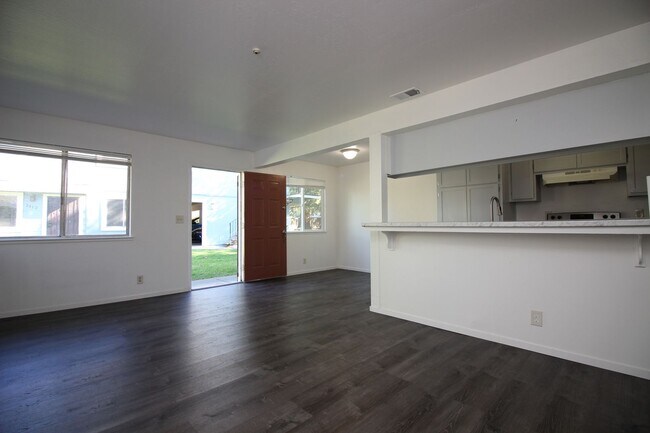 Building Photo - 2 Bedroom Condo Near Coddingtown