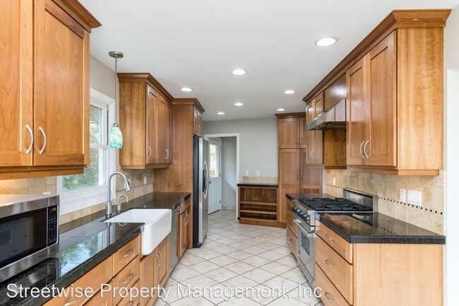 Building Photo - 4 br, 2 bath House - 7021 SW 2nd Ave