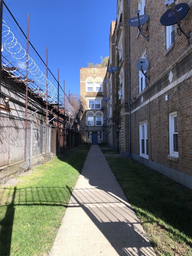 3146 W Franklin Blvd Unit 3148 3N, Chicago, IL 60612 Room for Rent