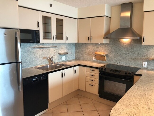 Building Photo - One Archer Lane! 2/2/2 - Incredible Views!