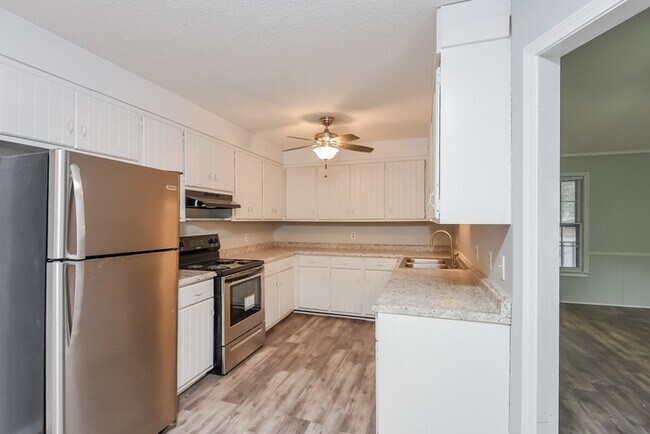 Building Photo - Beautiful Irmo Home with LVP Flooring