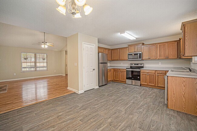 Building Photo - 3 Bedroom 2 Bath House