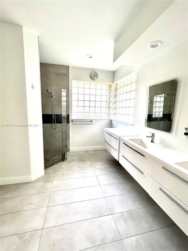 Building Photo - 2791 Oakbrook Manor