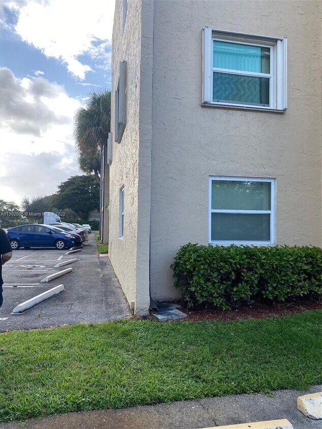 Primary Photo - 2700 Riverside Dr