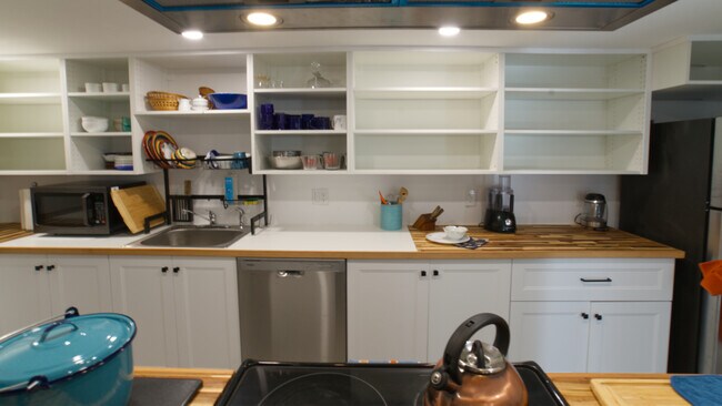 Cocina. Muchos utensilios y pequeños electrodomésticos. Un escurridor práctico sobre el fregadero permite que el agua gotee. - 4157 SE Brooklyn St