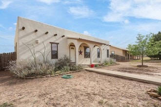 Building Photo - 1104 W Eagle Pass St