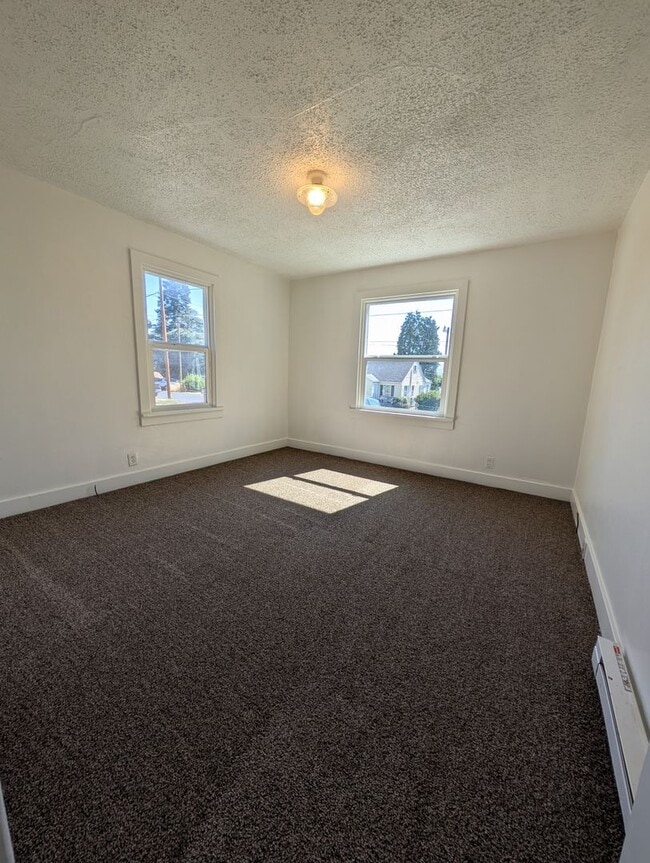 Building Photo - 3 Bedroom 1 bath house
