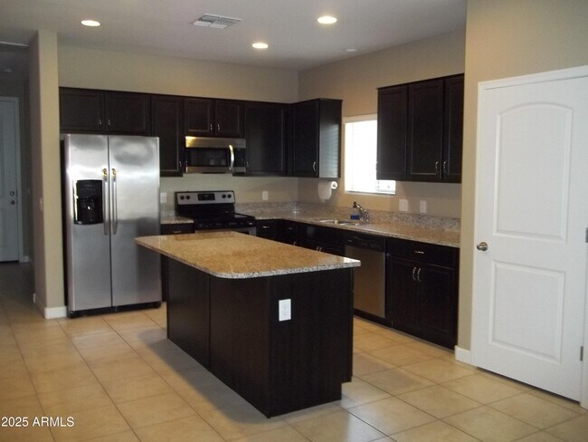 Foto del edificio - 41094 W Somers Dr