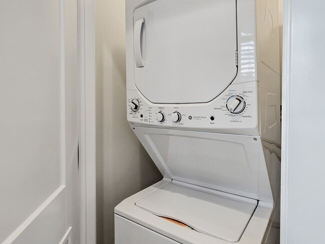 Building Photo - 4949 N Oakley Ave