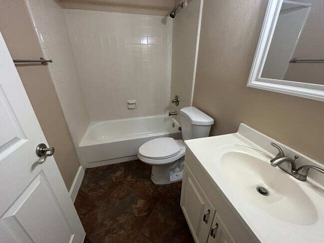 Foto del edificio - 4 Bedroom 2 Bath Greenfield Park Home