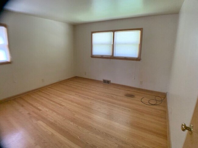 Foto del edificio - West Allis 3 bedroom 2 bath ranch