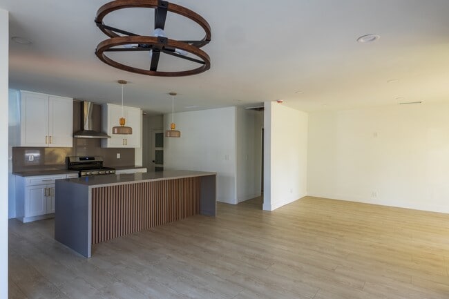 Photo - 17601 Hamlin St (Los Angeles, CA) House