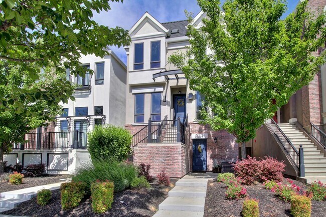 Building Photo - 4 Bed / 3.5 Bath | Crocker Village Brownst...