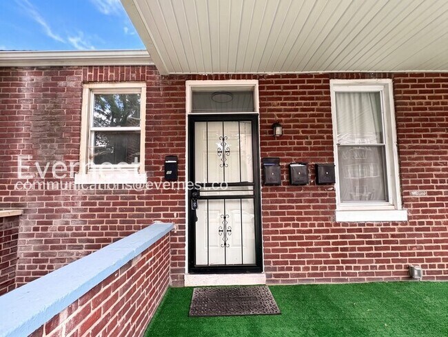 Building Photo - 2440 Callow Ave