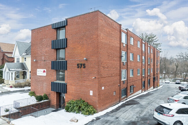 Building Photo - 575 Farmington Ave