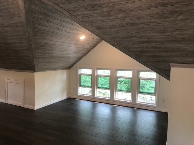 Top floor bedroom suite - 1844 Hamline Ave N