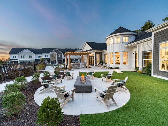 Reúnase junto al fuego, haga una parrillada con los vecinos o relájese bajo las estrellas: los momentos al aire libre brillan en Modera South Shore. - Modera South Shore