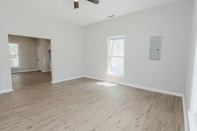 Building Photo - 817 W Quilly St