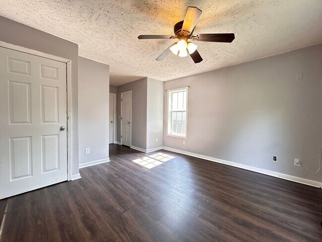 Foto del edificio - Spacious 4-Bedroom Home W/Sunroom & Large ...