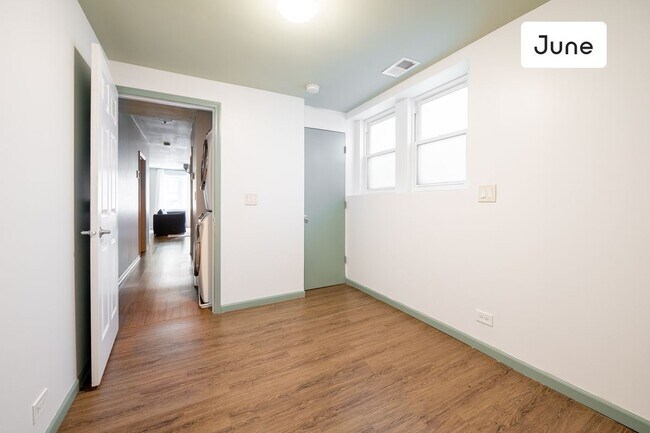 Foto del edificio - ROOM ONLY in 3-bed/1.0-bath Home
