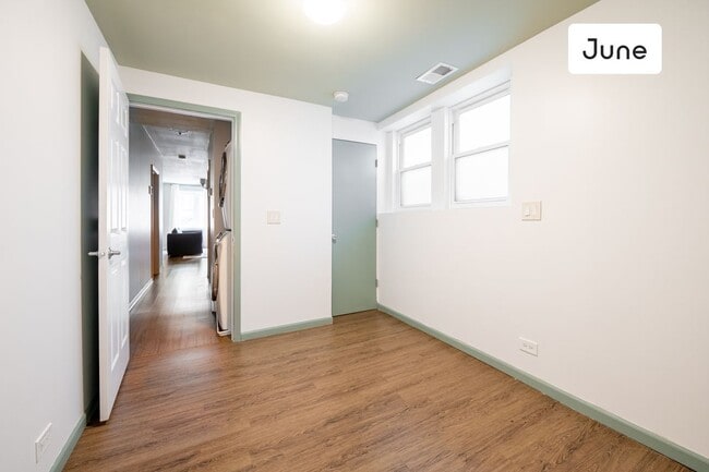 Building Photo - ROOM ONLY in 3-bed/1.0-bath Home