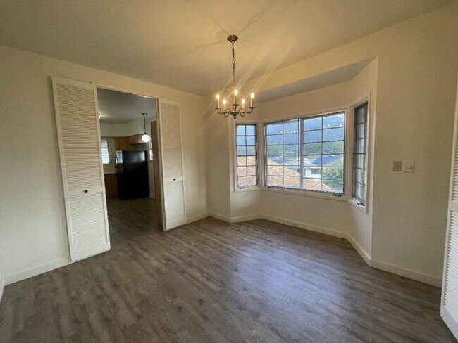 Building Photo - LILIHA STREET 3/2/2 Enclosed Lanai, W/D, D/W