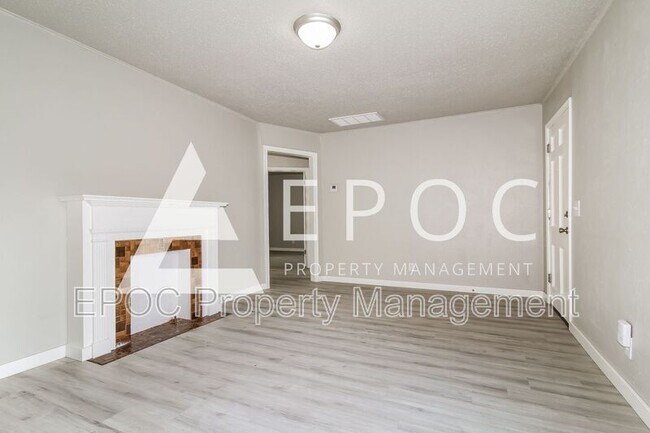 Photo - 317 E Jacobs Dr House