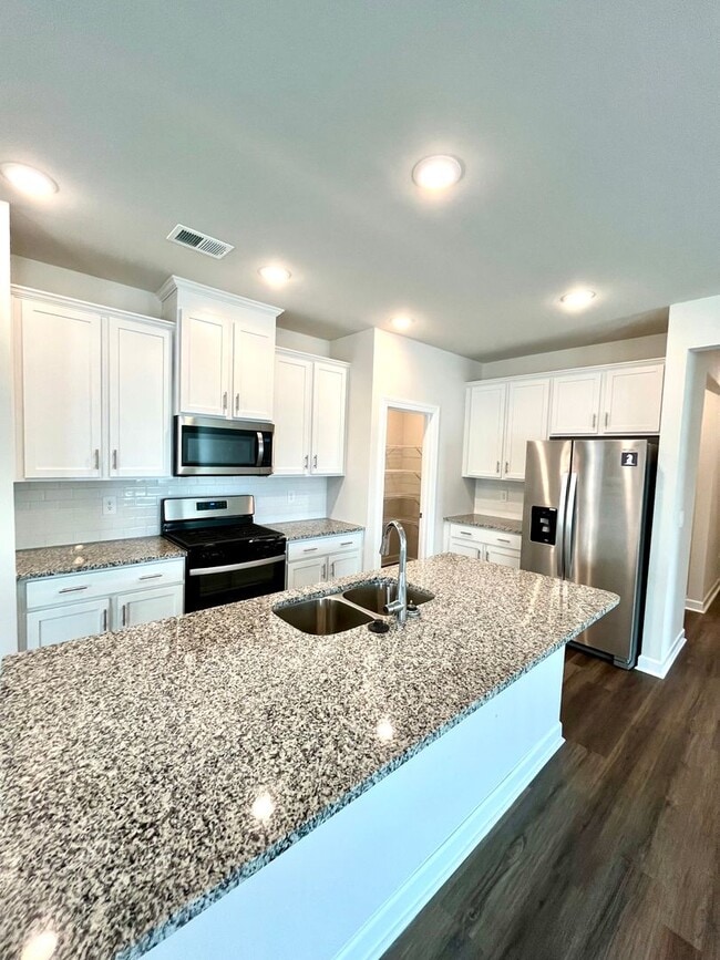 Building Photo - 3 BR, 2 BA with Fenced Yard and Fantastic Amenities!