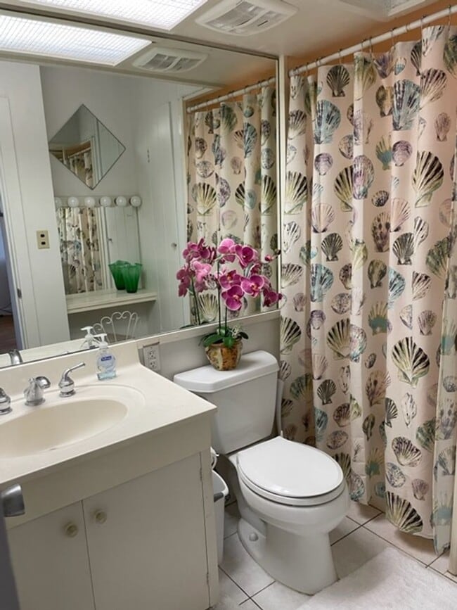Building Photo - Pualei Circle 1 bedroom/ 1 bathroom/ 1 par...