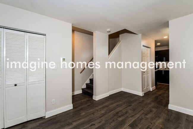Building Photo - Lovely 1 Bedroom Townhouse in Soulard; Pet...
