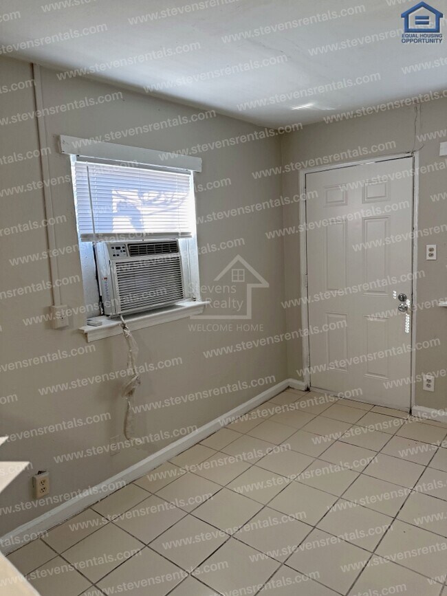 Building Photo - Convenient 2-bedroom Duplex