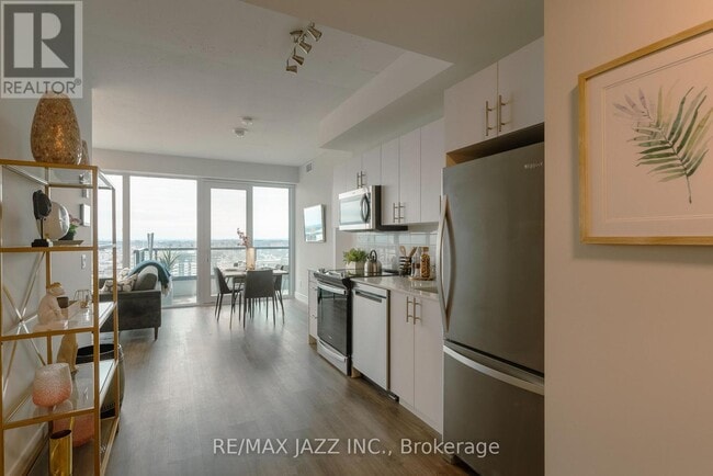 Building Photo - 80 Bond St E