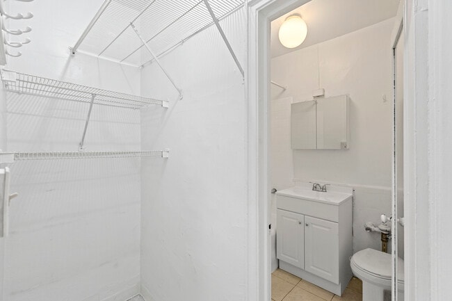 Building Photo - 428 W Wellington Ave