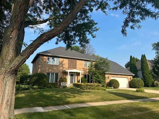 Building Photo - 1055 Knollwood Ln