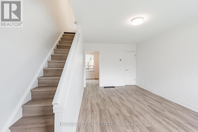 Building Photo - 2 Khedive Ave