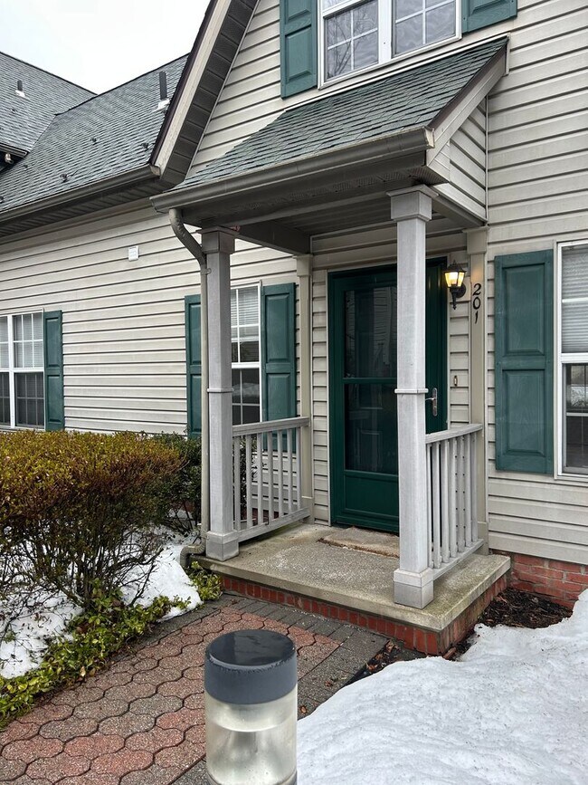 Building Photo - Delightful Town House Three-bedroom, Two-bathroom with a Large Bonus Room in East Stroudsburg