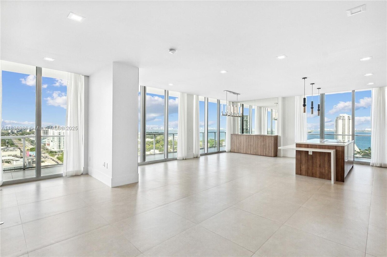 Foto principal - 3470 E Coast Ave