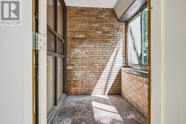 Building Photo - 325 A James St S