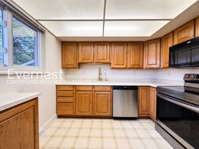 Foto del edificio - 3 Bed/2 Bath Town Home with Carport / Available Now!