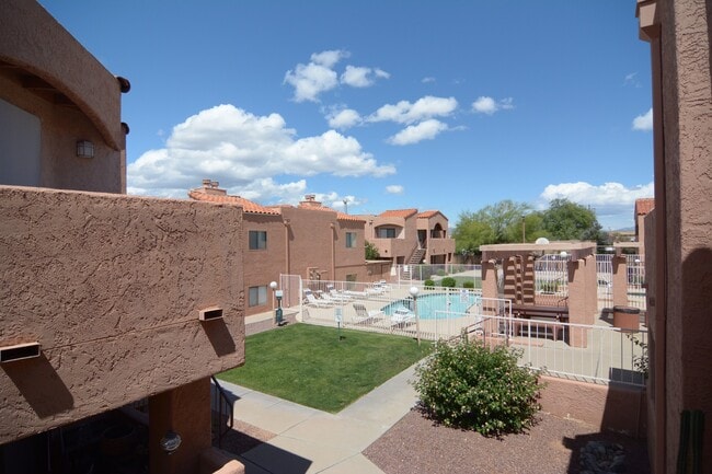 Building Photo - Recently Remodeled 2 Bedroom 2 Bath Condo! Close to the U of A!