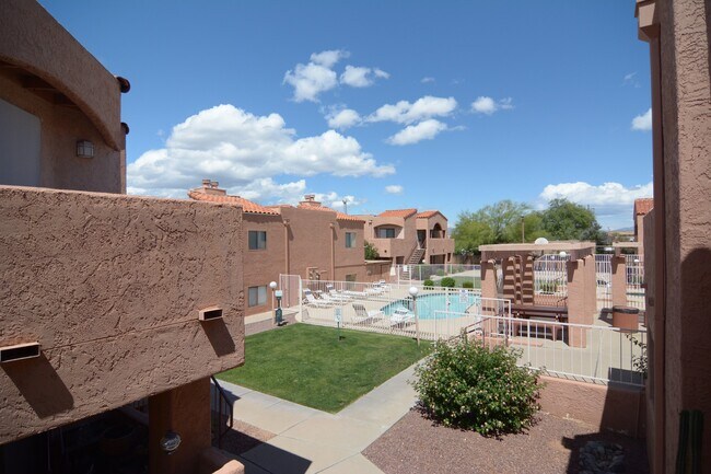 Foto del edificio - Recently Remodeled 2 Bedroom 2 Bath Condo! Close to the U of A!