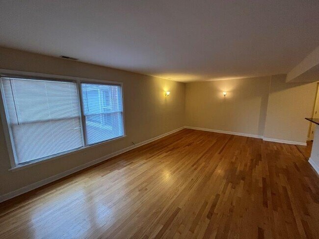 Foto del edificio - 8031 Kenton Ave