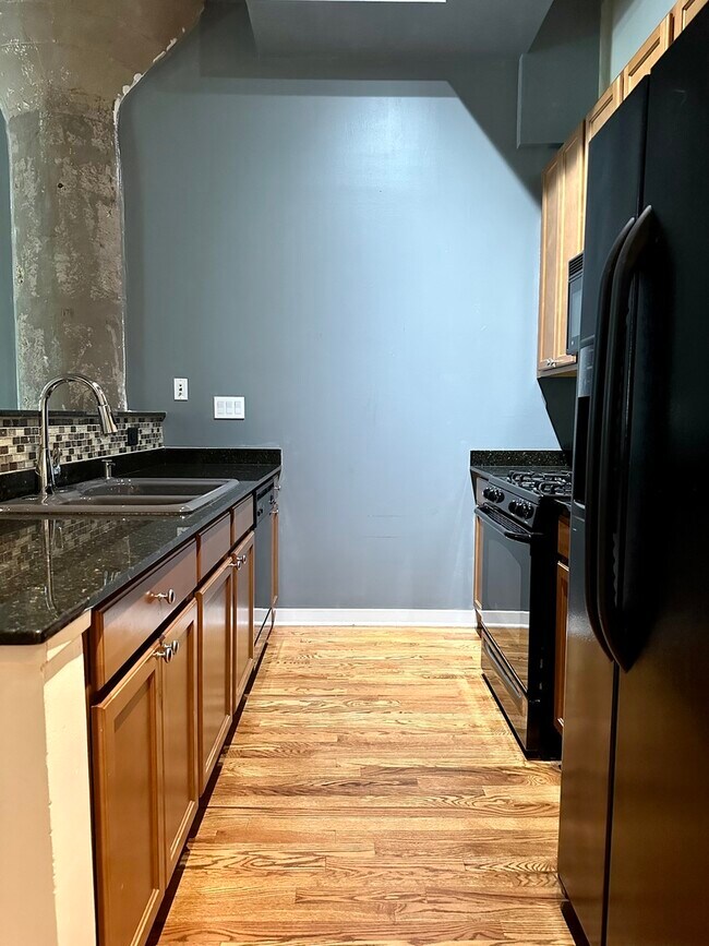 Building Photo - 1151 W 14th Pl