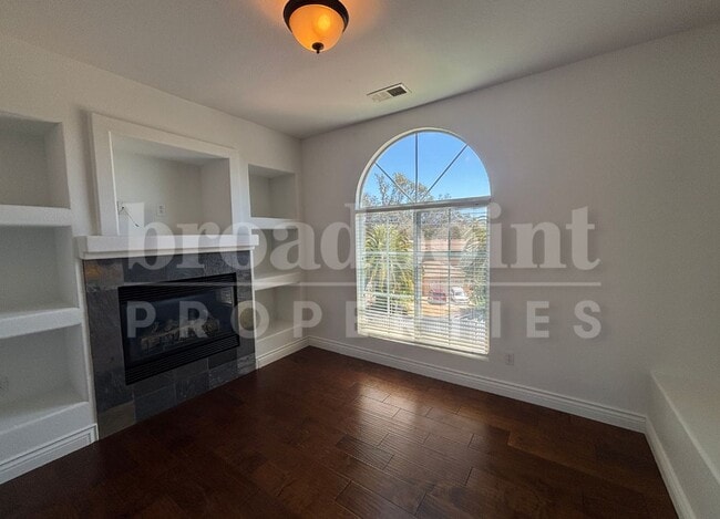 Foto del edificio - 637 Oak Glade Dr