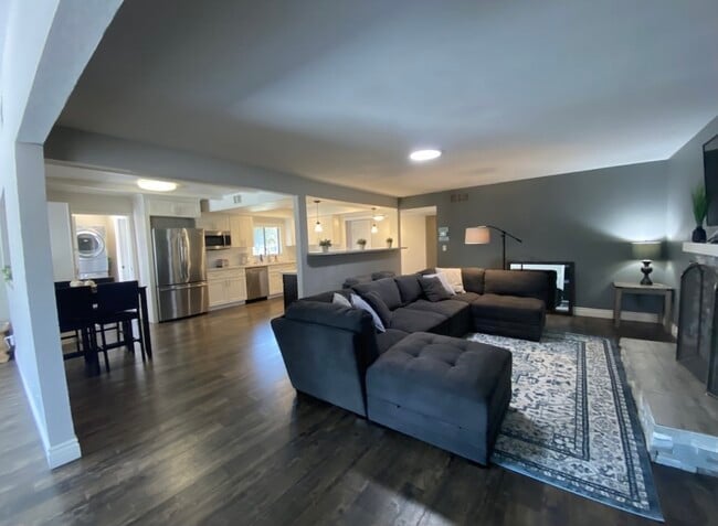 Living room open to kitchen, 2nd living room, fireplace, 55” TV. - 11712 Magnolia St
